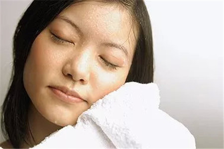 每天堅持十分鐘做好護(hù)膚步驟，保持好肌膚水潤狀態(tài)