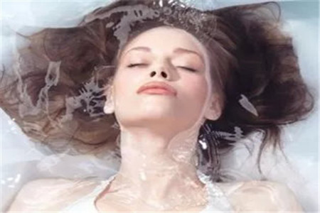 每天堅持十分鐘做好護(hù)膚步驟，保持好肌膚水潤狀態(tài)