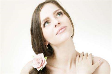 怎么美白皮膚最有效？它可以改善膚色不均并提亮膚色