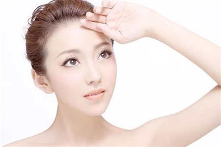 臉上出油是什么原因？想要控油不要只是補水