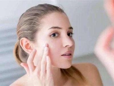 臉上出油是什么原因？想要控油不要只是補水