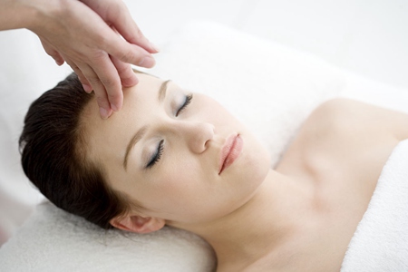 認(rèn)真P圖不如學(xué)會(huì)正確護(hù)膚，肌膚水潤(rùn)透光才是真少女