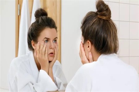 油性皮膚也會(huì)變干性皮膚？干性皮膚的原因一定要知道