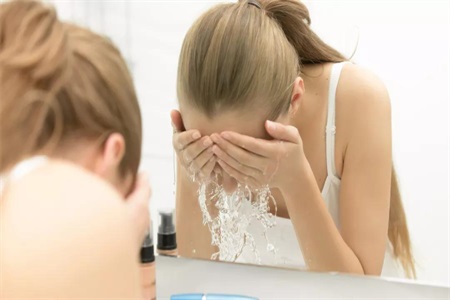 這樣的卸妝方式難怪皮膚不好，教你正確卸妝方法讓你美美噠