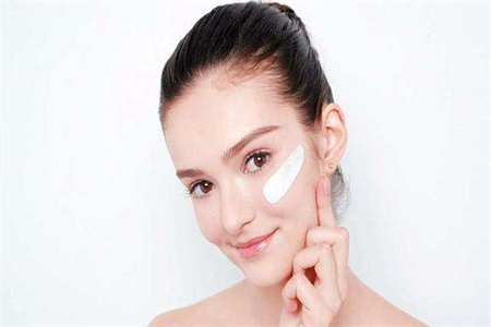 皮膚毛孔粗大怎么辦?縮小毛孔最快的方法是做好這件事-易網健康<a href=http://www.gyfww.com/jkys/ target=_blank class=infotextkey>養生</a>網 皮膚毛孔粗大怎么辦?縮小毛孔最快的方法是做好這件事