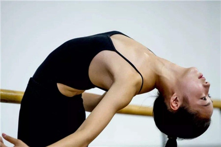 秋季護膚不能忘記頸部，脖頸皮膚護理抗皺紋