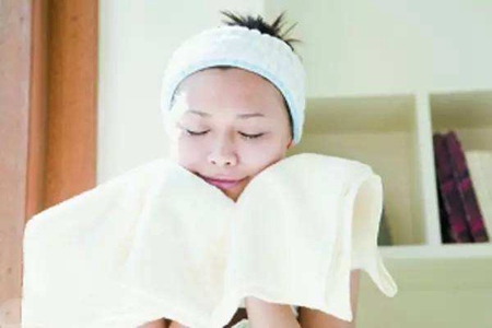 改善油性肌膚的方法，夏日女性怎么保持清爽妝感