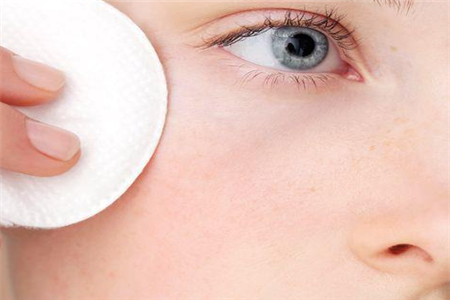 夏天護膚方式常犯錯誤,女性最需關(guān)注的肌膚保養(yǎng)兩大誤區(qū)-易網(wǎng)健康養(yǎng)生網(wǎng) 夏天護膚方式常犯錯誤,女性最需關(guān)注的肌膚保養(yǎng)兩大誤區(qū)