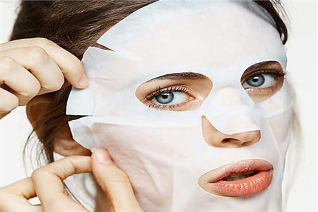 夏天護膚方式常犯錯誤,女性最需關(guān)注的肌膚保養(yǎng)兩大誤區(qū)-易網(wǎng)<a href=http://www.gyfww.com/ target=_blank class=infotextkey>健康養(yǎng)生</a>網(wǎng) 夏天護膚方式常犯錯誤,女性最需關(guān)注的肌膚保養(yǎng)兩大誤區(qū)