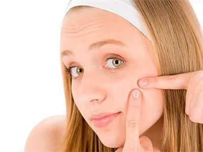 額頭長痘、下巴長痘，黑眼圈是怎么回事，原來都和這件事有關(guān)