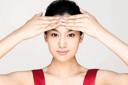 女生額頭長痘的原因，對癥下藥才能有干凈肌膚