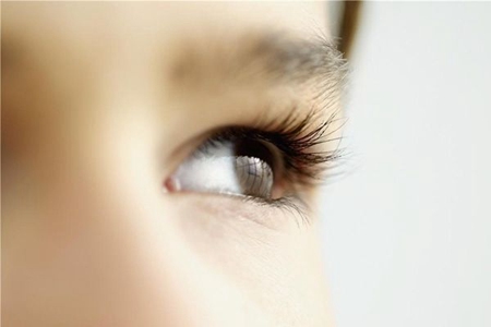 女性眼部的脂肪粒是怎么形成的，教你三個方法去除