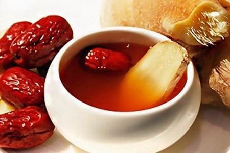 皮膚下巴長痘是激素失調，女性調理月經的四個方法