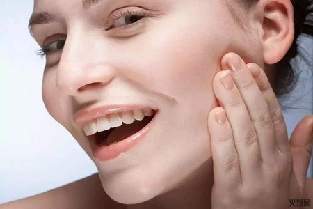 長痘痘的女生如何刷酸，油皮改善膚質的注意事項