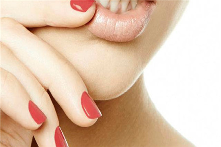 嘴唇干燥怎么辦，這兩種方法解決干皮嘴唇煩惱