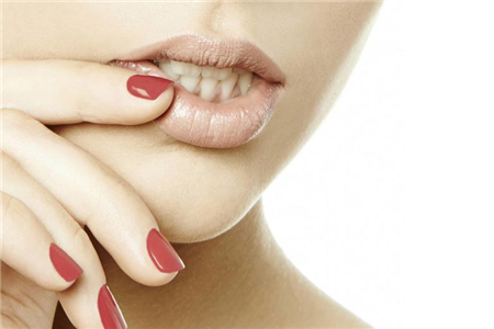 嘴唇干燥怎么辦，這兩種方法解決干皮嘴唇煩惱