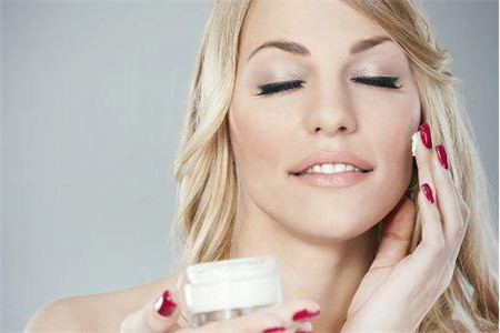 頸部線條皺紋多的原因，2個輕松消除頸紋的方法