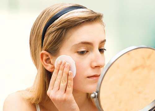 涂防曬霜要不要卸妝? 現(xiàn)在知道還不算晚!-易網(wǎng)健康<a href=http://www.gyfww.com/jkys/ target=_blank class=infotextkey>養(yǎng)生</a>網(wǎng) 涂防曬霜要不要卸妝? 現(xiàn)在知道還不算晚!