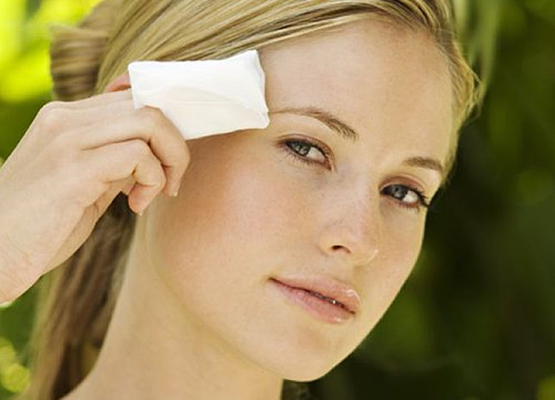 涂防曬霜要不要卸妝? 現(xiàn)在知道還不算晚!-易網(wǎng)<a href=http://www.gyfww.com/ target=_blank class=infotextkey>健康養(yǎng)生</a>網(wǎng) 涂防曬霜要不要卸妝? 現(xiàn)在知道還不算晚!