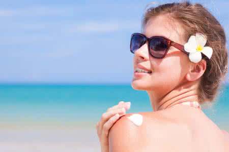 夏天曬黑怎么變白?小編分享二種有效方法-易網健康養生網 夏天曬黑怎么變白?小編分享二種有效方法