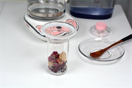 玫瑰花茶的功效與作用 女性學會制作常喝可以美白淡斑