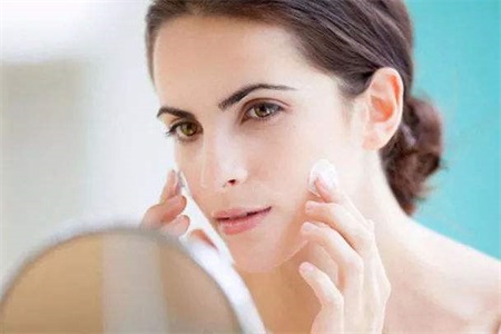 皮膚干燥起皮怎么辦 修復皮膚屏障這三點不能少-易網健康<a href=http://www.gyfww.com/jkys/ target=_blank class=infotextkey>養生</a>網 皮膚干燥起皮怎么辦 修復皮膚屏障這三點不能少