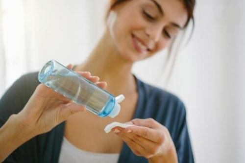 冬天應該怎么保濕?掌握這3點肌膚水嫩一整冬-易網健康<a href=http://www.gyfww.com/jkys/ target=_blank class=infotextkey>養生</a>網 冬天應該怎么保濕?掌握這3點肌膚水嫩一整冬