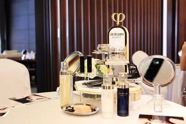 油皮用香奈兒還是cpb洗面奶?香奈兒洗面奶好用嗎?