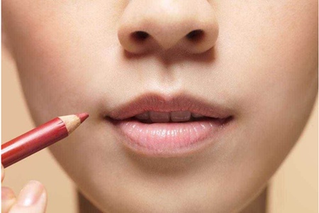 女生嘴唇發(fā)黑的五個(gè)原因，女孩恢復(fù)紅潤(rùn)唇色的方法