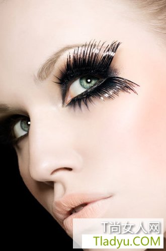 圣誕節亮片妝 Party閃出光彩-易網健康<a href=http://www.gyfww.com/jkys/ target=_blank class=infotextkey>養生</a>網 圣誕節亮片妝 Party閃出光彩