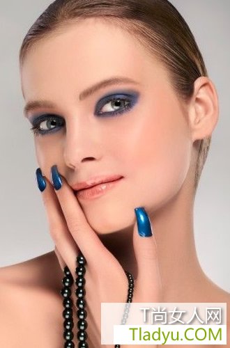 圣誕節亮片妝 Party閃出光彩-易網<a href=http://www.gyfww.com/ target=_blank class=infotextkey>健康養生</a>網 圣誕節亮片妝 Party閃出光彩