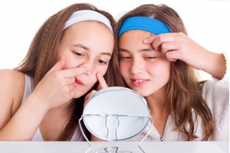 臉上七處長(zhǎng)痘痘的位置圖解，一直長(zhǎng)痘原來(lái)是這里出現(xiàn)毛病