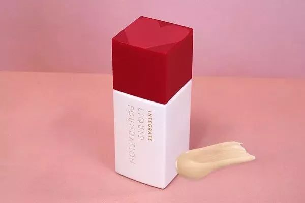 唇部打底膏和潤唇膏的使用順序是什么?經常使用潤唇膏有害嗎?-易網健康<a href=http://www.gyfww.com/jkys/ target=_blank class=infotextkey>養生</a>網 唇部打底膏和潤唇膏的使用順序是什么?經常使用潤唇膏有害嗎?