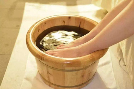 腳后跟干裂起硬皮的原因，女性護理腳部肌膚的正確方法