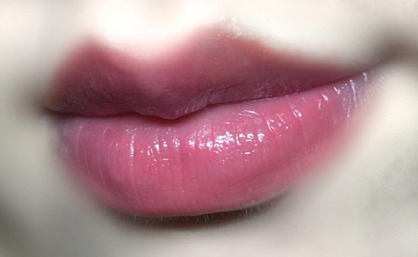 唇部打底膏和潤唇膏的使用順序是什么?經常使用潤唇膏有害嗎?