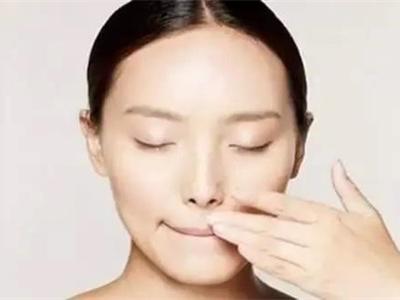 嘴唇干裂脫皮怎么辦？女性保養(yǎng)嘴唇只需做到這四點(diǎn)