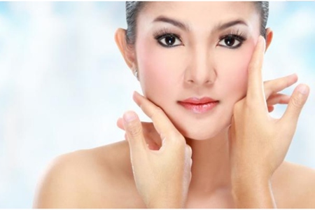 護膚品的正確使用順序，女生日常護膚最后一步經常忘