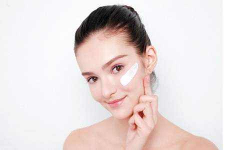 護膚品的正確使用順序，女生日常護膚最后一步經常忘