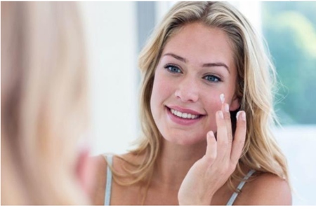 護膚品的正確使用順序，女生日常護膚最后一步經常忘