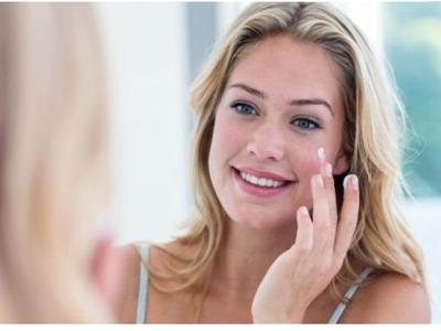 護膚品的正確使用順序，女生日常護膚最后一步經常忘