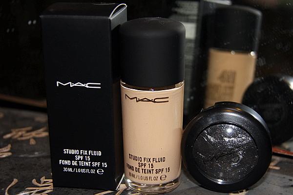 遮瑕液和粉底液哪個(gè)先用?它們的作用是什么?