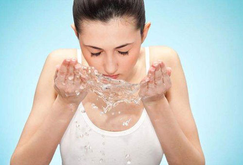 潔面乳和洗面奶有什么區別?如何正確使用潔面產品-易網健康養生網 潔面乳和洗面奶有什么區別?如何正確使用潔面產品