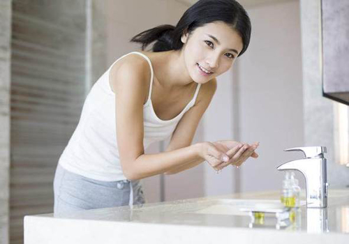 冷水洗臉毛孔會變小嗎 冷水洗臉要注意什么