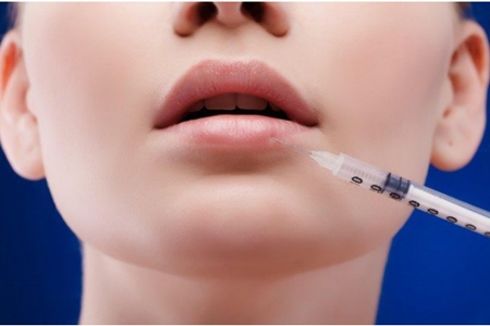 玻尿酸護膚的作用和危害，女性打玻尿酸三年后臉僵