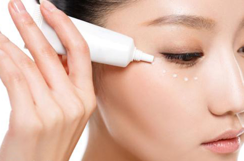 眼霜和眼部精華的區別 教你正確使用順序