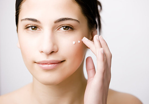 眼霜和眼部精華的區別 教你正確使用順序