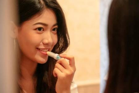 預防嘴唇干裂脫皮方法，冬季涂口紅做好唇部護理