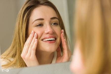 嘴巴周圍長痘的原因,困擾女生的痘痘問題四招解決-易網(wǎng)健康養(yǎng)生網(wǎng) 嘴巴周圍長痘的原因,困擾女生的痘痘問題四招解決