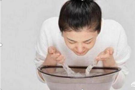 每天用鹽洗臉有什么好處 四個(gè)優(yōu)點(diǎn)做到臉部清潔