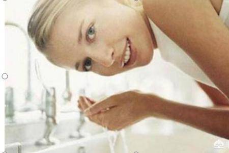 每天用鹽洗臉有什么好處 四個(gè)優(yōu)點(diǎn)做到臉部清潔